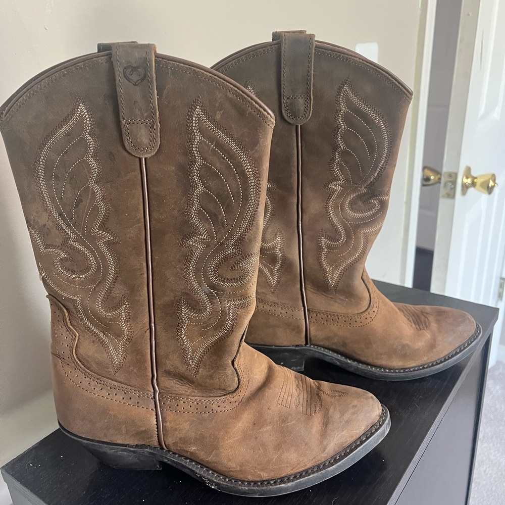 Size 8 Womens Shyanne brand cowboy boots barely worn.